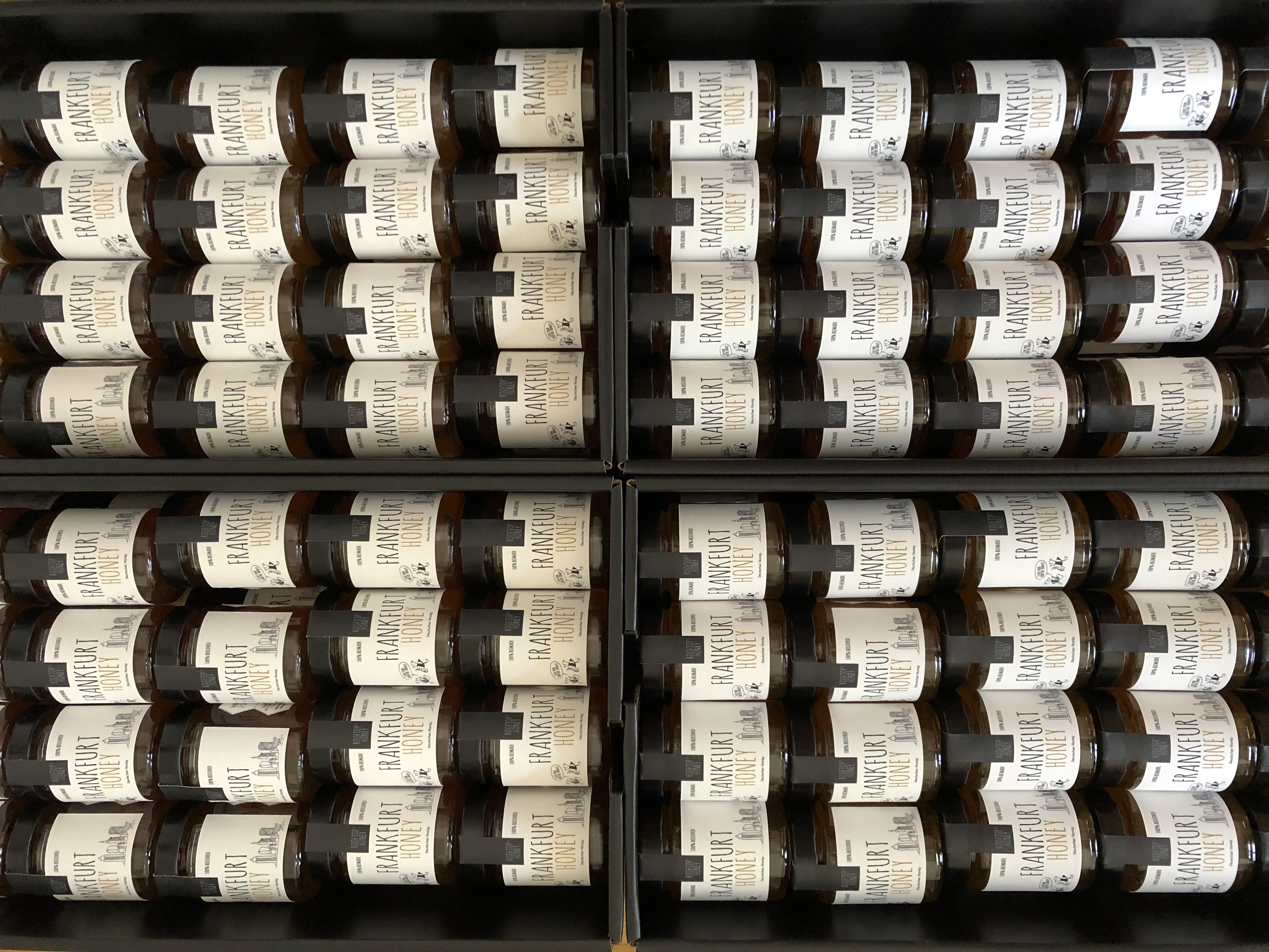 Honiggläser kurz vor der Auslieferung.